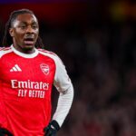 Eberechi Eze počas zápasu osemfinále 2. kola Ligy majstrov UEFA 2025/2026 medzi Arsenal FC a Bayer 04 Leverkusen.