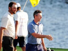 Časy golfových odpalísk Players Championship: Kedy hrajú Rory McIlroy a Scottie Scheffler? Rory McIlroy zo Severného Írska oslavuje zisk trofeje po víťazstve v play-off vo finálovom kole THE PLAYERS Championship