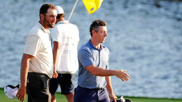 Rory McIlroy zo Severného Írska oslavuje zisk trofeje po víťazstve v play-off vo finálovom kole THE PLAYERS Championship 