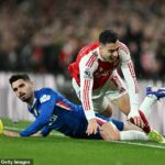 Pedro Neto sa stal deviatym hráčom, ktorý bol v tejto sezóne vylúčený za Chelsea - okrem červenej karty Enza Maresca za oslavu výhry nad Liverpoolom v októbri