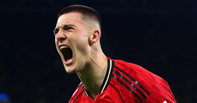 Celebrita Guy Utd Benjamin Sesko opúšťa Skies Športový expert vyzerá naozaj hlúpo|Futbal|Športová aktivita 
