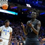 Center UCF John Bol skóroval do vlastného koša v marcovej prehre Madness s UCLA