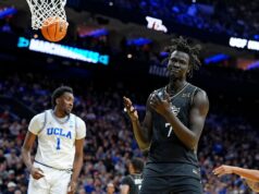 Center UCF John Bol skóroval do vlastného koša v marcovej prehre Madness s UCLA Center UCF John Bol skóroval do vlastného koša v marcovej prehre Madness s UCLA