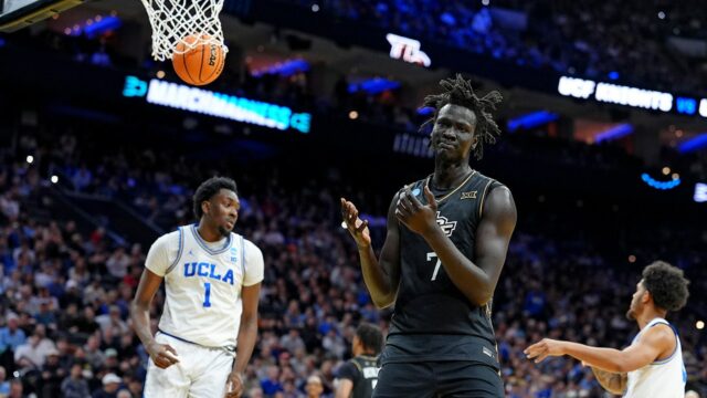 Center UCF John Bol skóroval do vlastného koša v marcovej Center UCF John Bol skóroval do vlastného koša v marcovej prehre Madness s UCLA