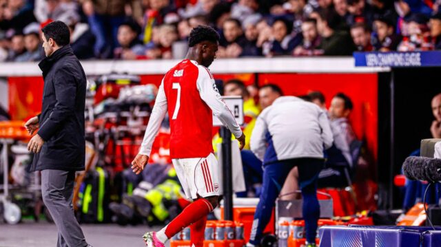 Červenú vlajku Bukayo Saka pri remíze Arsenalu s Leverkusenom ako hviezdou
