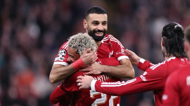 Mohamed Salah oslavuje s Hugom Ekitike