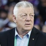 Identity NRL Phil Gould (na obrázku) a Darren Lockyer boli údajne požiadaní, aby prijali zníženie platov alebo prešli do revidovaných úloh, pretože sieť Nine Network chce znížiť svoje náklady.
