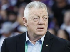 Channel Nine „hovorí dvom futbalovým legendám, aby znížili platy“, zatiaľ čo televízny gigant berie britva do nákladov Identity NRL Phil Gould (na obrázku) a Darren Lockyer boli údajne požiadaní, aby prijali zníženie platov alebo prešli do revidovaných úloh, pretože sieť Nine Network chce znížiť svoje náklady.