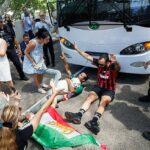 Priaznivci obkľúčili tímový autobus a skandovali „zachráň naše dievčatá“ v chaotických scénach, keď sa autobus iránskeho tímu v utorok popoludní pokúšal opustiť hotel v Gold Coast (na obrázku)