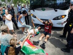 Chaos, keď sa demonštranti pokúšajú zastaviť iránske futbalové hviezdy v odlete a jednu hviezdu musia vtiahnuť do autobusu – ako sa objavila štvorslovná správa, ktorá podnietila útek z azylu Priaznivci obkľúčili tímový autobus a skandovali „zachráň naše dievčatá“ v chaotických scénach, keď sa autobus iránskeho tímu v utorok popoludní pokúšal opustiť hotel v Gold Coast (na obrázku)