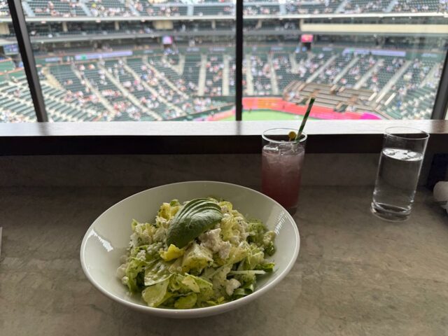 Vychutnajte si šalát Porta Via a kokteil Desert Smash počas akcie na štadióne 1 na BNP Paribas Open.
