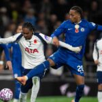 Djed Spence z Tottenhamu Hotspur (vľavo) a Joao Pedro z Chelsea