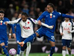 Chelsea a Tottenham po vypadnutí z Ligy majstrov prichádzajú o obrovský zisk Djed Spence z Tottenhamu Hotspur (vľavo) a Joao Pedro z Chelsea