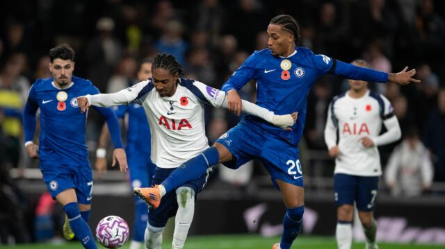 Djed Spence z Tottenhamu Hotspur (vľavo) a Joao Pedro z Chelsea 