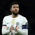 Reece James z Chelsea tlieska fanúšikom po prehre tímu v zápase osemfinále UEFA Ligy majstrov 2025/26 medzi Paris Saint-Germain FC a Chelsea FC v Parc des Princes 11. marca 2026 v Paríži vo Francúzsku