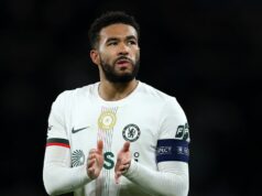 Chelsea čelí scenáru nočnej mory, keď kluby Premier League riešili strach z Ligy majstrov Reece James z Chelsea tlieska fanúšikom po prehre tímu v zápase osemfinále UEFA Ligy majstrov 2025/26 medzi Paris Saint-Germain FC a Chelsea FC v Parc des Princes 11. marca 2026 v Paríži vo Francúzsku