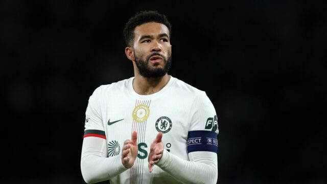 Reece James z Chelsea tlieska fanúšikom po prehre tímu v zápase osemfinále UEFA Ligy majstrov 2025/26 medzi Paris Saint-Germain FC a Chelsea FC v Parc des Princes 11. marca 2026 v Paríži vo Francúzsku