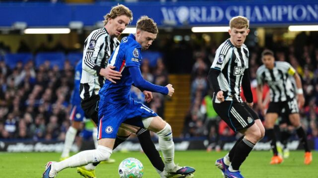 Cole Palmer chcel pre Chelsea penaltu za faul Nicka Woltemadea z Newcastlu