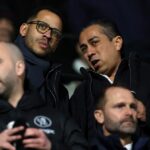 Liam Rosenior sa rozpráva s Behdadom Eghbalim