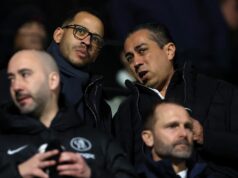 Chelsea diskutuje o rozhodnutí ôsmich hráčov v letnom prestupovom období po výdavkoch 164 miliónov libier Liam Rosenior sa rozpráva s Behdadom Eghbalim