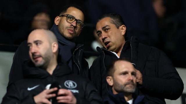 Liam Rosenior sa rozpráva s Behdadom Eghbalim