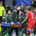 Obranca Chelsea Trevoh Chalobah na nosidlách