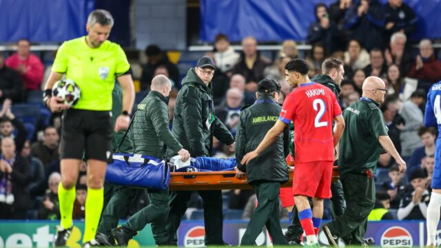 Obranca Chelsea Trevoh Chalobah na nosidlách