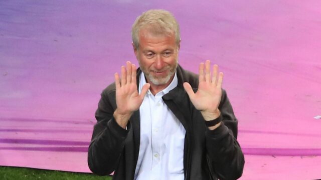 Roman Abramovich, majiteľ Chelsea, oslavuje víťazstvo svojho tímu vo finále Ligy majstrov UEFA medzi Manchester City a Chelsea FC na Estadio do Dragao 29. mája 2021 v portugalskom Porte. 