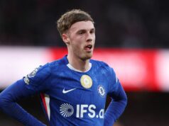 Chelsea dostáva obrovské množstvo zranení, pretože Liam Rosenior poskytuje aktualizáciu Colea Palmera po vystrašení Arsenalu Cole Palmer z Chelsea reaguje počas zápasu Premier League medzi Arsenalom a Chelsea na Emirates Stadium 1. marca 2026 v Londýne v Spojenom kráľovstve.