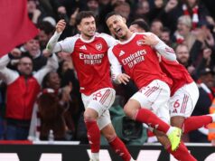 Kritici Arsenalu sa zabásli, keď fanúšikovia ukazovali na tabuľku Premier League Chelsea pay heavy price for familiar problems as Arsenal title advantage clear