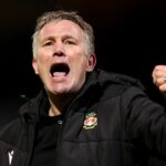 LONDÝN, ANGLICKO - 24. JANUÁRA: (LR) Phil Parkinson, manažér Bradford City a Jose Mourinho manažér Chelsea, si vymenili slová počas zápasu štvrtého kola FA Cupu medzi Chelsea a Bradford City na Stamford Bridge 24. januára 2015 v Londýne v Anglicku. (Foto Paul Gilham/Getty Images)