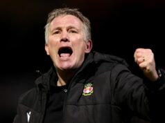 Chelsea poslala varovanie, keď šéf Wrexhamu Phil Parkinson zrejme zopakuje šok z FA Cupu LONDÝN, ANGLICKO - 24. JANUÁRA: (LR) Phil Parkinson, manažér Bradford City a Jose Mourinho manažér Chelsea, si vymenili slová počas zápasu štvrtého kola FA Cupu medzi Chelsea a Bradford City na Stamford Bridge 24. januára 2015 v Londýne v Anglicku. (Foto Paul Gilham/Getty Images)