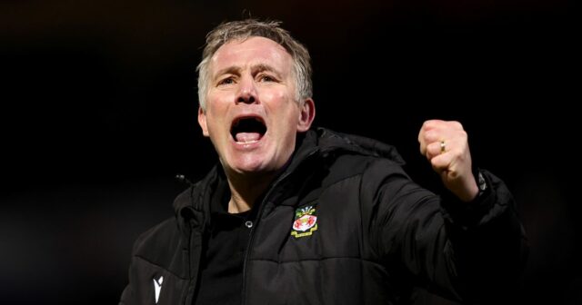 LONDÝN, ANGLICKO - 24. JANUÁRA: (LR) Phil Parkinson, manažér Bradford City a Jose Mourinho manažér Chelsea, si vymenili slová počas zápasu štvrtého kola FA Cupu medzi Chelsea a Bradford City na Stamford Bridge 24. januára 2015 v Londýne v Anglicku. (Foto Paul Gilham/Getty Images)