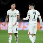 Enzo Fernandez z Chelsea reaguje na spoluhráča Pedra Neta počas prvého zápasu osemfinále Ligy majstrov 2025/26 medzi Paris Saint-Germain FC a Chelsea FC v Parc des Princes 11. marca 2026 v Paríži vo Francúzsku