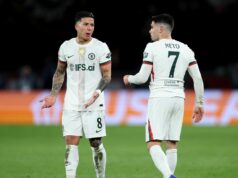 Chelsea sa postarala o ďalší neúspech v Lige majstrov s PSG, aby profitovala z kontroverznej dohody Enzo Fernandez z Chelsea reaguje na spoluhráča Pedra Neta počas prvého zápasu osemfinále Ligy majstrov 2025/26 medzi Paris Saint-Germain FC a Chelsea FC v Parc des Princes 11. marca 2026 v Paríži vo Francúzsku