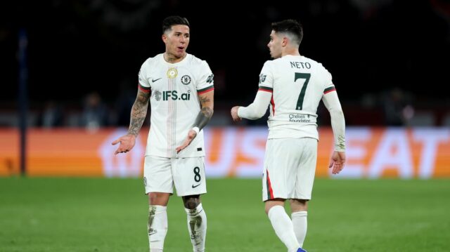 Enzo Fernandez z Chelsea reaguje na spoluhráča Pedra Neta počas prvého zápasu osemfinále Ligy majstrov 2025/26 medzi Paris Saint-Germain FC a Chelsea FC v Parc des Princes 11. marca 2026 v Paríži vo Francúzsku