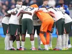 Chelsea sa pred zápasom s Evertonom po sporoch rozhodcov schúlila od fanúšikov Hráči Chelsea sa pred zápasom proti Evertonu túlia