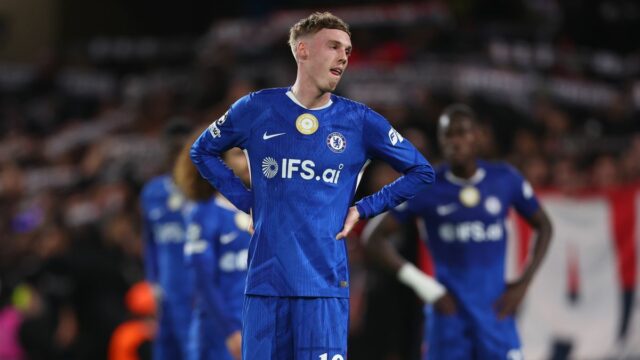 Cole Palmer z Chelsea vyzerá skľúčene počas zápasu osemfinále 26. kola UEFA Ligy majstrov 2025/26 medzi Chelsea FC a Paris Saint-Germain FC na Stamford Bridge 17. marca 2026 v Londýne v Anglicku