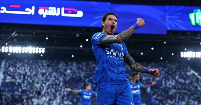 Darwin Nunez oslavuje strelenie svojho prvého gólu počas zápasu Saudi Pro League medzi Al Hilal a Al Riyadh.