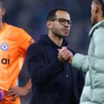 Tréner Chelsea Liam Rosenior si podáva ruku s Joaom Pedom na plný úväzok po zápase Premier League medzi Evertonom a Chelsea v Goodison Parku 21. marca 2026 v Liverpoole v Anglicku