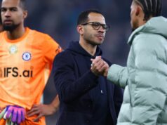 Chelsea unikla scenáru nočnej mory, keď Liam Rosenior hodil záchranné lano vreca pred súbojom v Man City Tréner Chelsea Liam Rosenior si podáva ruku s Joaom Pedom na plný úväzok po zápase Premier League medzi Evertonom a Chelsea v Goodison Parku 21. marca 2026 v Liverpoole v Anglicku