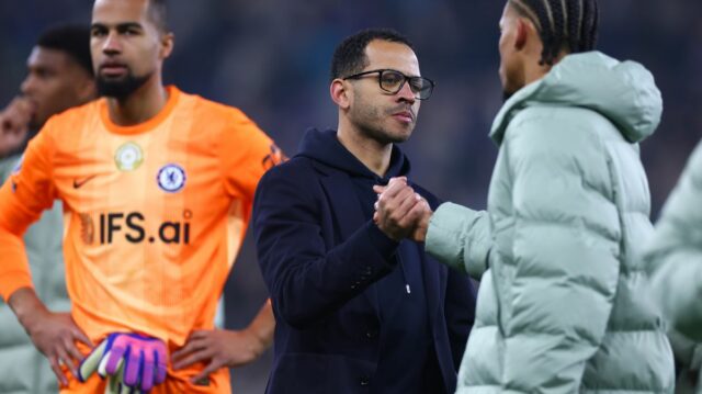 Chelsea unikla scenáru nočnej mory, keď Liam Rosenior hodil záchranné Tréner Chelsea Liam Rosenior si podáva ruku s Joaom Pedom na plný úväzok po zápase Premier League medzi Evertonom a Chelsea v Goodison Parku 21. marca 2026 v Liverpoole v Anglicku