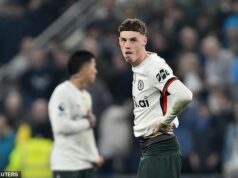 Chelsea utrpela pokoru 3:0 od vynikajúceho Evertonu, keď Blues implodoval na Merseyside – Liam Rosenior mohol len sedieť a čmárať do svojho zápisníka, kým sa odohrávala táto najnovšia hororová show, píše KIERAN GILL Chelsea v sobotu večer v Premier League utrpela ponižujúcu prehru 3:0 od Evertonu