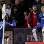 Alejandro Garnacho z Chelsea oslavuje so spoluhráčom Joaom Pedrom