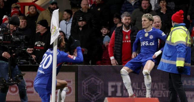 Alejandro Garnacho z Chelsea oslavuje so spoluhráčom Joaom Pedrom 