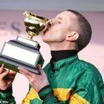 Mark Walsh oslavuje s trofejou Cheltenham Gold Cup po víťazstve v Boodles Cheltenham Gold Cup Chase s Inothewayurthinkin v štvrtý deň Cheltenhamského festivalu 2025 na Cheltenham Racecourse. Dátum snímky: piatok 14. marca 2025. PA Foto. Pozrite si príbeh PA RACING Cheltenham. Fotografický kredit by mal znieť: Adam Davy/PA Wire.OBMEDZENIA: Použitie podlieha obmedzeniam. Iba redakčné použitie, žiadne komerčné použitie bez predchádzajúceho súhlasu držiteľa práv.