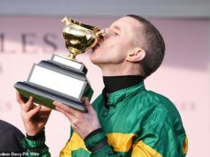 Cheltenham Festival LIVE: Najnovšie tipy, pretekárske karty a výsledky z Gold Cup Day ako gaelský bojovník a The Jukebox Man bojujú o slávu, keď trať cez noc zasiahne silné dažde Mark Walsh oslavuje s trofejou Cheltenham Gold Cup po víťazstve v Boodles Cheltenham Gold Cup Chase s Inothewayurthinkin v štvrtý deň Cheltenhamského festivalu 2025 na Cheltenham Racecourse. Dátum snímky: piatok 14. marca 2025. PA Foto. Pozrite si príbeh PA RACING Cheltenham. Fotografický kredit by mal znieť: Adam Davy/PA Wire.OBMEDZENIA: Použitie podlieha obmedzeniam. Iba redakčné použitie, žiadne komerčné použitie bez predchádzajúceho súhlasu držiteľa práv.
