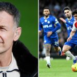 Pedro Neto z Chelsea dostal červenú kartu od rozhodcu Darrena Englanda počas zápasu Premier League medzi Arsenalom a Chelsea na Emirates Stadium...