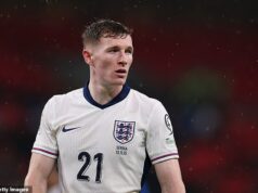 Cieľ Man United Elliot Anderson trvá na tom, že ho nerozptyľujú prestupové špekulácie, keďže Man City a Arsenal tiež krúžia – a zameriava sa na úspech na majstrovstvách sveta s Anglickom. Elliot Anderson pokrčil plecami a povedal, že sa sústredí na dosiahnutie úspechu s Anglickom a Nottingham Forest.