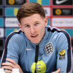 NOTTINGHAM, ANGLICKO - 15. marca: Elliot Anderson z Nottinghamu Forest sleduje zápas Premier League medzi Nottingham Forest a Fulham na City Ground 15. marca 2026 v anglickom Nottinghame. (Foto: George Wood/Getty Images)